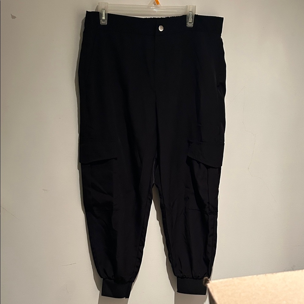 ⭐️ Zara Black Cargo active Pants